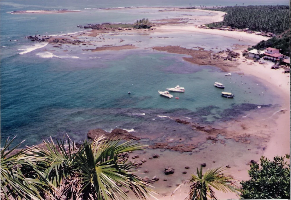 Vista do alto do Morro do Farol durante a maré baixa em 1988 — perspectiva que poucos viajantes vêem hoje, com o vilarejo ainda em escala humana.