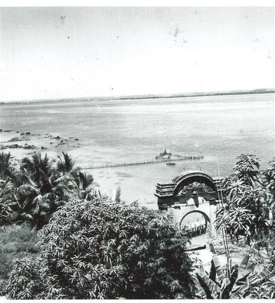 Arco da Fortaleza do Tapirandu — construída a partir de 1630 para defender Morro de São Paulo dos ataques holandeses. As ruínas estão preservadas e podem ser visitadas hoje.
