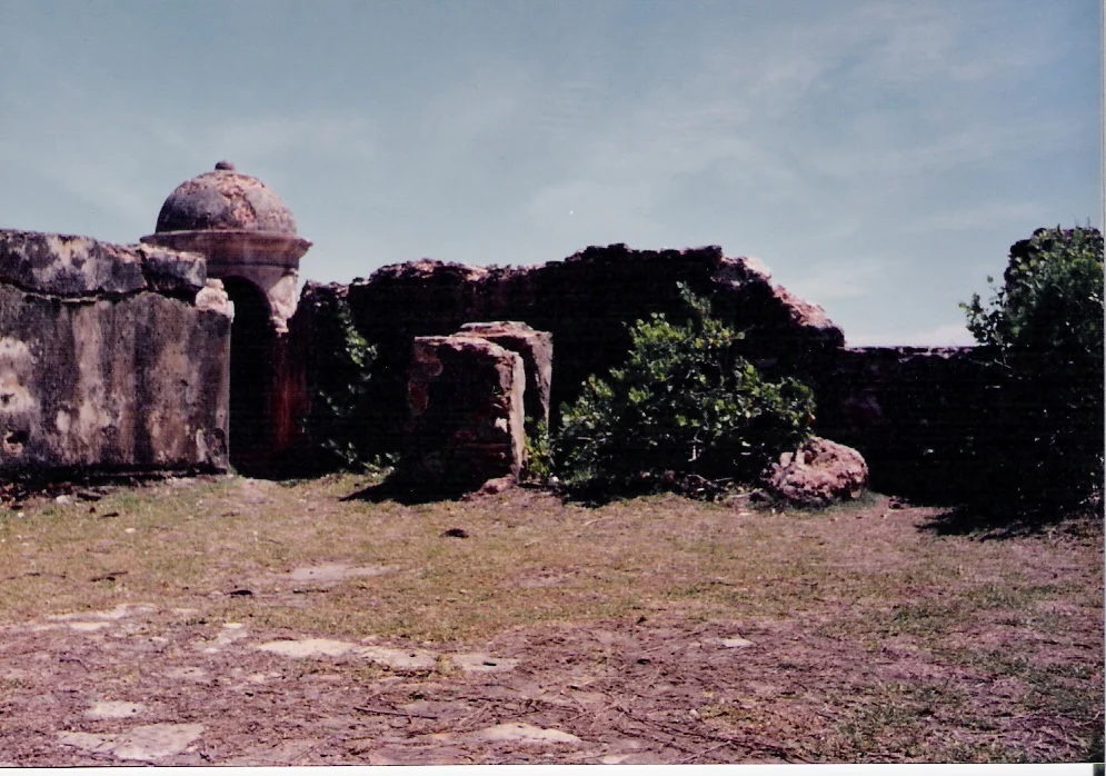Ruínas do Forte de Morro de São Paulo em 1988 — hoje preservadas como um dos principais pontos turísticos da ilha. Visitação aberta com vista panorâmica do Atlântico.