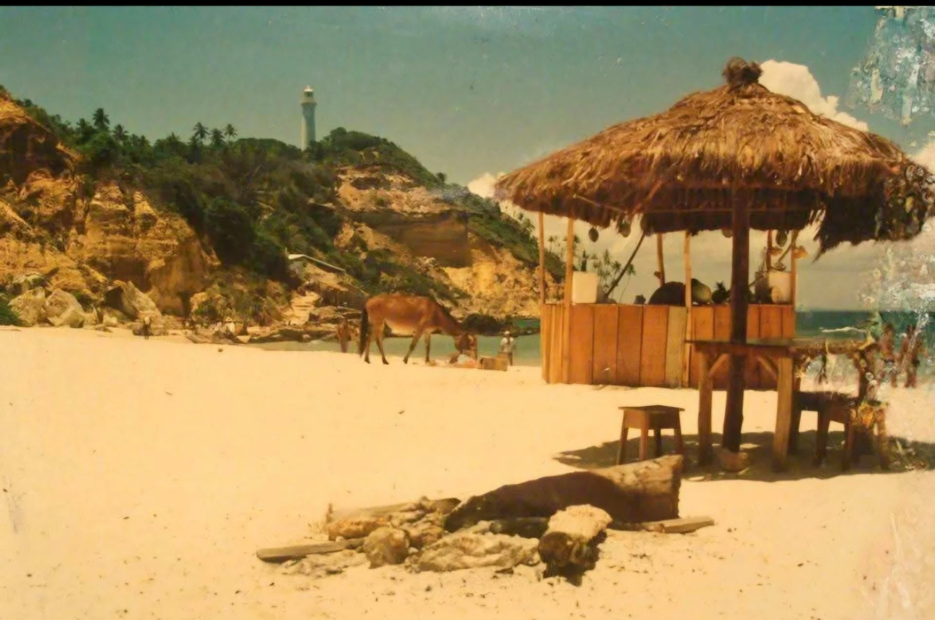 Segunda Praia de Morro de São Paulo em 1995 — no início do boom turístico, antes da explosão de pousadas, restaurantes e luaus que transformaram a faixa de areia.