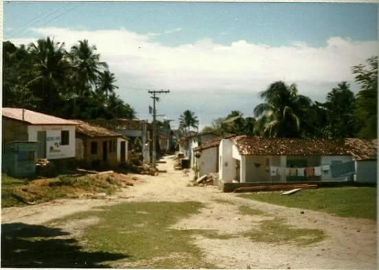 Vila Principal de Morro de São Paulo em julho de 1986 — antes do boom turístico, era um pacato vilarejo de pescadores recém-conectado à energia elétrica via cabo submarino do navegador russo Aleixo Belov.